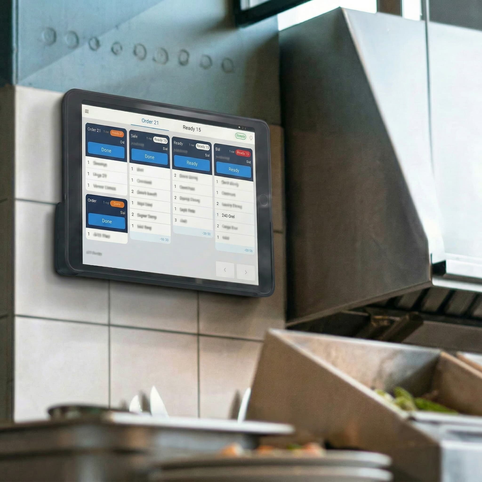 Écran d'affichage cuisine (KDS) Foodteria sur un mur de restaurant